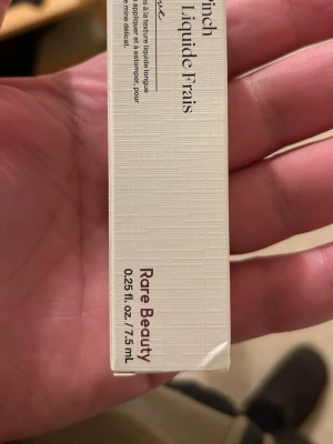 Rare Beauty Soft Pinch Liquid Blush - Rare Beauty Soft Pinch Liquid Blush i en smidig förpackning på 7,5 ml. Flytande rouge som ger ett naturligt resultat och är lätt att blanda ut för en fräsch finish. Perfekt för dig som vill ha ett mjukt och fräscht glow.