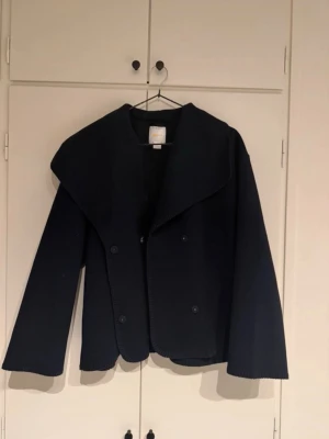 Mörkblå kappa - Stilren mörkblå kappa från gina tricot i strl 158/164, mycket fint skick utan defekter🫶🏼