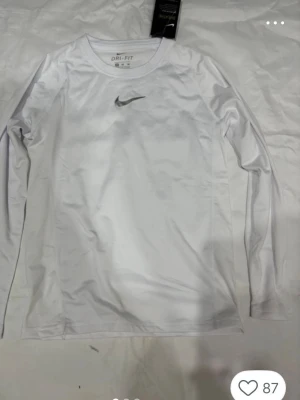 Vit långärmad träningströja Nike - Snygg vit långärmad träningströja från Nike, oanvänd. 