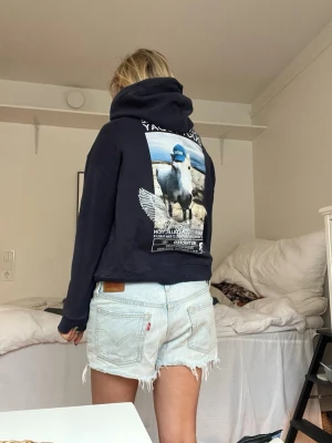 Zadig & Voltaire Marinblå Häst Hoodie - Mörkblå hoodie med stor luva och magficka från Zadig & Voltaire 