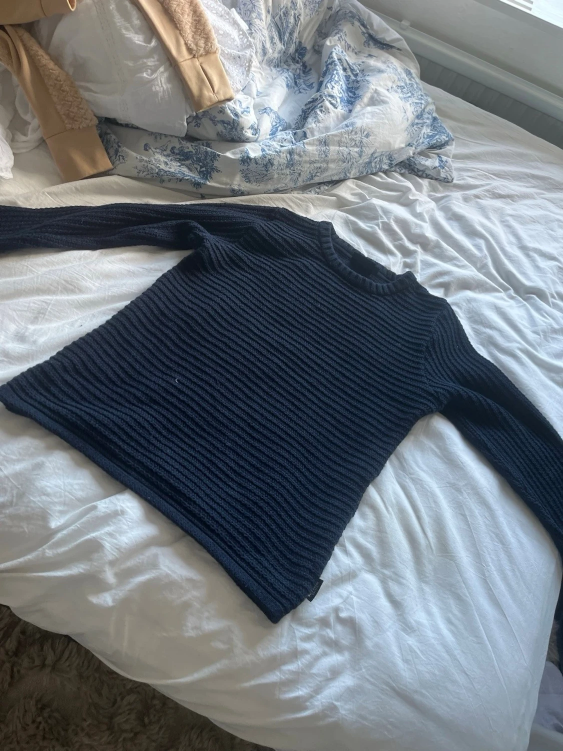 Mörkblå ribbstickad tröja - 1