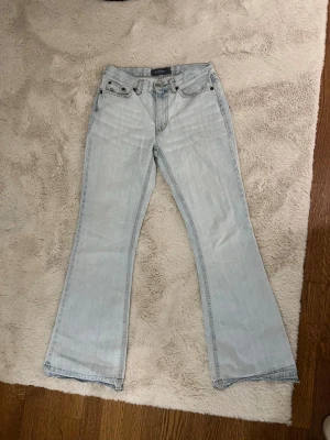 Ljusblå lågmidjade bootcut jeans - Köpte second hand, perfekt nu till vår!! Använt enstaka gånger 100% bomull Storlek S Midjan: 70-71cm Innerbenslängden: 74-75cm
