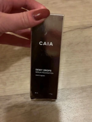 Dewy drops CAIA - Dewy drops i färgen 20C från Caia. Oöppnad och aldrig använd💞 Köpt för 375 kr på Caias hemsida. Pris kan sänkas vid köp direkt🩷
