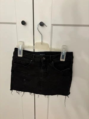 Jeanskjol med slitningar - Superfin mörkgrå mini jeanskjol med slitningar, midjemått 33/34 cm💞