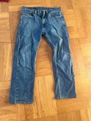 Blå Levis 505 jeans - Feta blåa Levis 505s. Tillverkade i slitstark denim. Mycket skön och snygg passform och fin blå färg. Jeansen har blivit behandlade hos skräddare så innerbenslängden (inseam) är ca 67 cm/L28. Bra skick utan några defekter, skriv vid eventuella funderingar😁