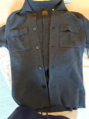 Stenströms overshirt - Overshirt frpn stenströms i merino/ull material. Nöstan aldrig använd och passar perfekt till våren. Storleken är S och den sitter slimfit. Skulle rekommendera en längd på 170-185 om den ska passa.