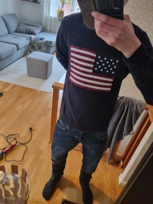Mörkblå Gant tröja med USA-flagga - Säljer en mörkblå tröja från Gant med stor amerikansk flagga på bröstet och texten 'GANT NHCT 1949' på ärmen i storlek S "True size" i ett väldigt bra pris ✨️                                  -nypris: 2300 kr ca 💸                                              Först till kvarn 🚀                                         skickar med något extra i paketet 😉
