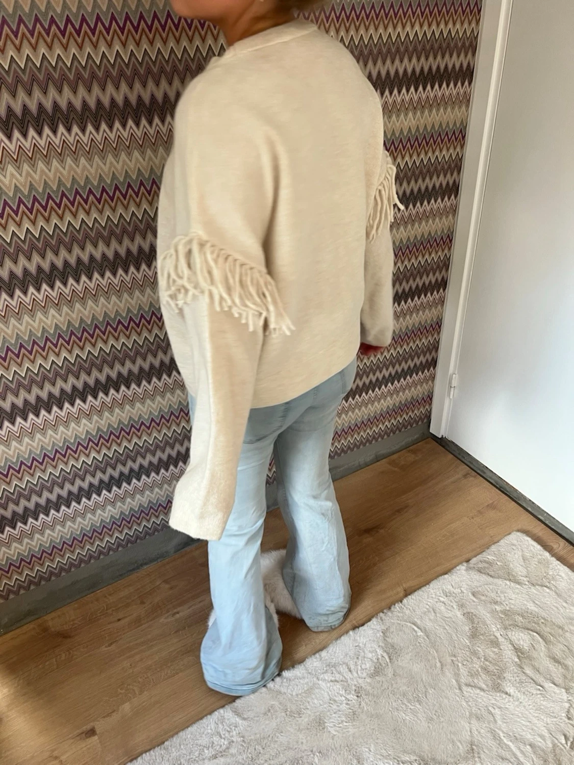 Beige stickad tröja med fransdetaljer - 1