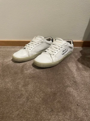 Ysl skor - Säljer mina snygga saint Laurent skor. Skorna är i ganska bra skick (8/10) och är i storlek 42 men passar 41 också. Väldigt schyssta dojor nu till sommaren! Tveka inte på o fråga vid funderingar!🙌🏼