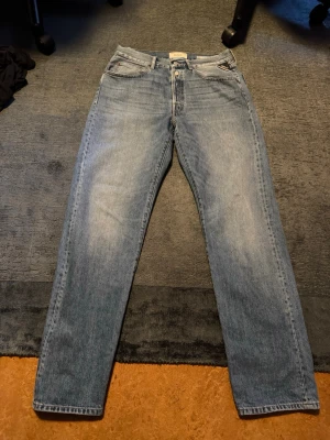 Replay jeans - Ett par clean replay jeans. Använt dem ett par gånger, inget fel på dem. Dem är för små på mig och därför säljer jag dem