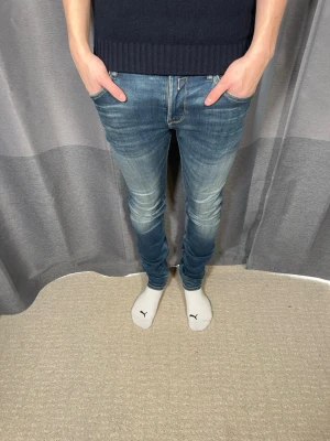 REPLAY JEANS - Tja!| Säljer detta snygga paret jeans från Replay!| Modell: Jondrill!| Mycket gott skick och inga defekter!| Kontakta mig vid minsta fråga!| Pris kan alltid diskuteras!| //Nils