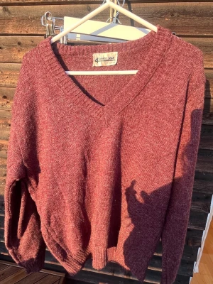 Vinröd stickad tröja Wheel Done - Mysig vinröd stickad tröja från Wheel Done med v-ringad hals och ribbade muddar.  Tröjan är köpt second hand men aldrig använd💖Stroleken är L men passar mig som normalt är XS-S 