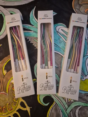 Flerfärgade böjda födelsedagsljus - Säljer tre paket med färgglada, böjda födelsedagsljus i metalliska nyanser. Varje paket innehåller 6 ljus i olika färger som rosa, grön, guld och silver. Perfekta för att dekorera tårtan och skapa en festlig stämning. Kommer i originalförpackning med texten 'Happy Birthday to You'.