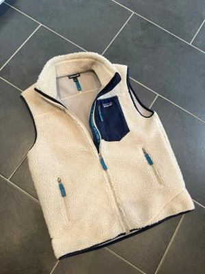 Patagonia väst  - Patagonia väst som är perfekt nu inför våren, storlek M, skriv vid minsta lilla fundering!