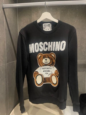 Moschino tröja herr S - Använd ett par gånger, väldigt bra skick 