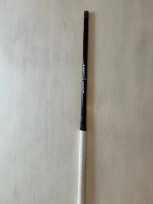 En röd carbksin med 29 flex och 96cm lång. - Hej jag säljer min nya Carbskin red edition. Jag har använt den 3 träningar och testat den jag tycker själv att det är en jätte bra klubba men jag har börjat spela med zone nu så jag ska sälja denna för det är en Unihoc. Jag rekommenderar denna klubba då den är lätt och snygg. Bra för dig som vill ha en bra och snygg klubba på planen. Orginal pris 2099kr på klubbhuset. Jag själv säljer den för 850kr. Du får den utan blad och så har jag satt på en ganska ny grepp Linda från klubbhuset som är vit.