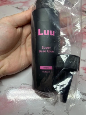 Super base glue  - Från Luu Nails. Helt oanvänd och oöppnad. 100ml. Nypris 1000kr.