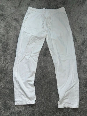 Vita linnebyxor fr. Jack & Jones - Säljer vita linnebyxor från Jack and Jones då de är för små. NYPRIS:499kr