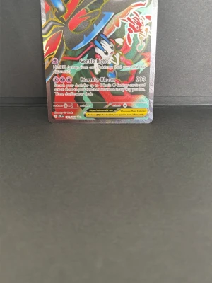 Pokémonkort Xerneas EX Full Art - Säljer ett Xerneas EX Full Art Pokémonkort med färgstark och glansig design. Kortet har motiv av Xerneas och detaljer i blått, rött, gult och svart. Perfekt till samlingen eller för dig som gillar att spela Pokémon TCG.