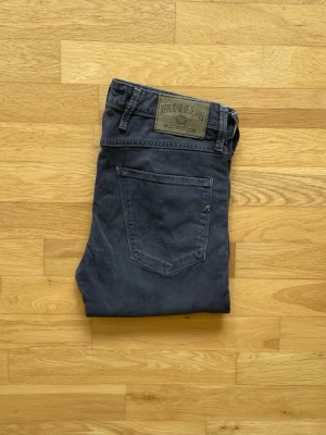 Replay anbass - Replay jeans | Skick 9 | Nyrpis ca 1200kr mitt pris endast 299kr | storlek: W29 L32 | Hör av dig vid minsta fråga eller fundering!📩OBS! Färgen är lite svår att tyda! Det ser ut att vara marinblå och viol