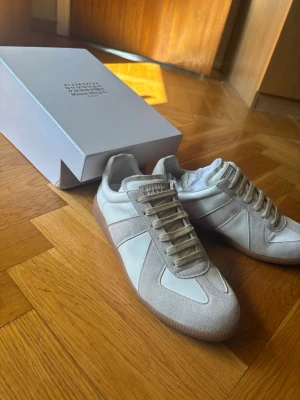 Maison margiela gats - Snygga skor till ett bra pris pågrund av att de är köpta nya på plick för 3000 men kom aldrig till användning då jag fick ett par svarta som jag föredrog därför grymt pris 1500