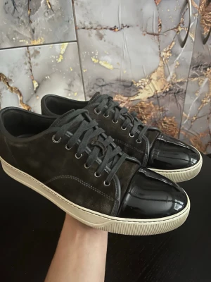 Lanvin skor  - Fint skick - se bilder. Storlek uk 9 motsvarar ungefär storlek 44. Garanterad äkthet. Endast skor medföljer. 