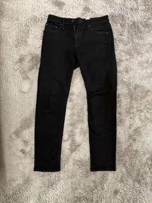 Jack & Jones Clark Regular Jeans W28/L32 – Svarta, Mycket Fint Skick - Säljer ett par svarta Jack & Jones Clark Regular jeans i storlek W28/L32.  Jeansen är knappt använda och i mycket fint skick. Svart färg med snygg passform som passar både vardag och mer uppklädda tillfällen. Inga synliga fläckar eller större slitage.  Mått: • Midja: ca 36 cm tvärs över • Längd: ca 103 cm • Benöppning: ca 16 cm  Modell: Jack & Jones Clark Regular Storlek: W28/L32 Färg: Svart  Skickas snabbt.