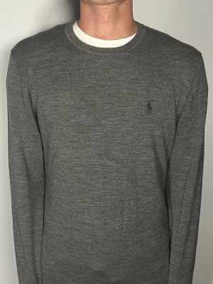 Ralph Lauren merinoull tröja - Säljer en riktigt snygg och trendig Ralph Lauren merinoull tröja i fint skick, storlek M, vid frågor är det bara att skriva //Gramenti