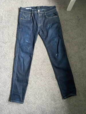 Replay jeans - Säljer dessa feta replay anbass jeans med slitningar för att de ej passar mig längre. De är W30 L30 men midjan är som w31 på grund av stretch materialet. Va inte rädd o ställ frågor och eventuellt prisförslag😀 Priset är ej hugget i sten!😀