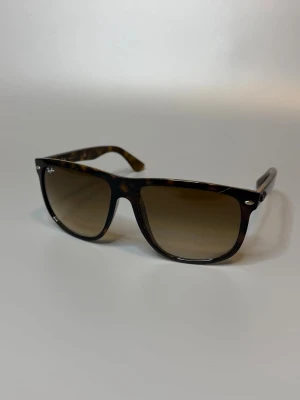 Ray-Ban Boyfriend Solglasögon  - ‼️VI TAR EJ BYTEN‼️ Ray-Ban Boyfreind 41747  | Skick: 9/10 | Storlek 60/15 | ingår fodral vid köp! | Fraktar inom 24H efter köp på köparens bekostnad 📦💨 | Hör av dig vid minsta fråga eller fundering 