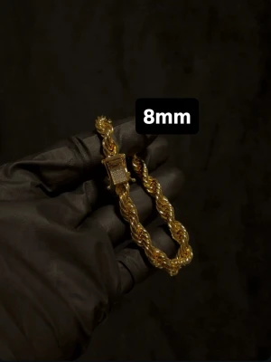 Cordell Armband 14K Guldplätering Diamantlås 8mm - Exklusiv cordell länk i 14K guldplätering! Utrustad med ett exklusivt diamant kistlås och stämpel 14K för en exklusiv känsla och look! Låset har hand-set VVS-D CZ stenar på! Storlek 8mm bredd och 22cm i längd. Kontakta mig innan köp angående längd! Vikt ca 30g+