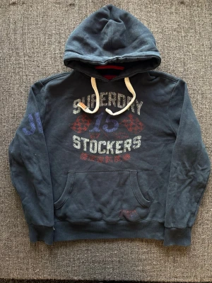 Superdry hoodie ~ limited edition  - Sjukt eftertraktad Superdry hoodie i L – marinblå Limited Edition modell 🌿  Fint skick, sällsynt modell och svår att få tag på idag. Passar perfekt nu till våren/sommaren ☀️📦✌️
