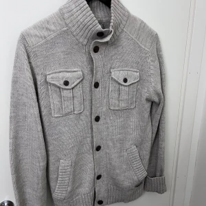 Stickad cardigan - Riktigt snygg stickad cardigan i storlek S. Mycket bra skick✅. Pris: 499 kr