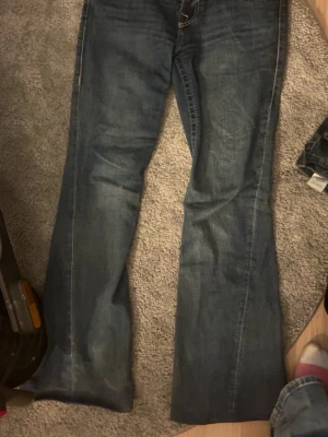 True Religion Joey Low Rise Flare Jeans - Säljer ett par super snygga true religions byxor i storlek 29 säljer pågrund av att de är för stora men de är nästan aldrig använda så är i väldigt bra skick skriv gärna om ni har några frågor 🤗