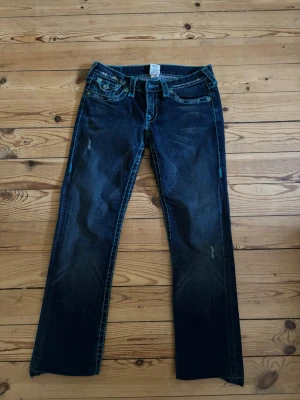 Vintage True Religion Billy Super T Flap Jeans – Made in USA – Rare turquoise/teal stitching – Y2K bootcut/flare – W28 – excellent condition - Sällsynta Billy super t true religions jeans med turkos stitching, priset kan diskuteras ❤️True Religion, Billy Super T, Made In USA, Y2K, Flare Jeans, Rare True Religion, Turquoise Stitching, Vintage Denim, Bootcut, W28, Low Rise, Dark Wash