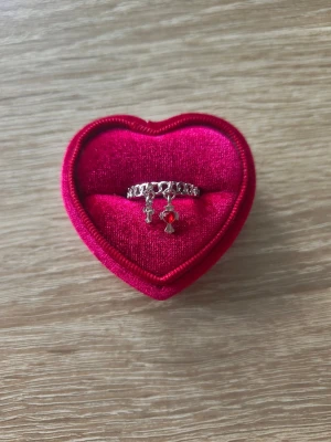 Silverfärgad ring med hängande korsar - ring i storlek 17,7mm, silverfärgad. 