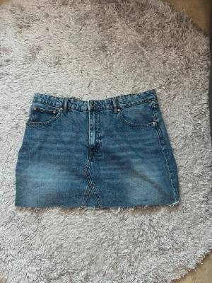 Jeanskjol - Säljer en jeanskjol från ginatricot i perfekt skick. Skriv vid frågor💞
