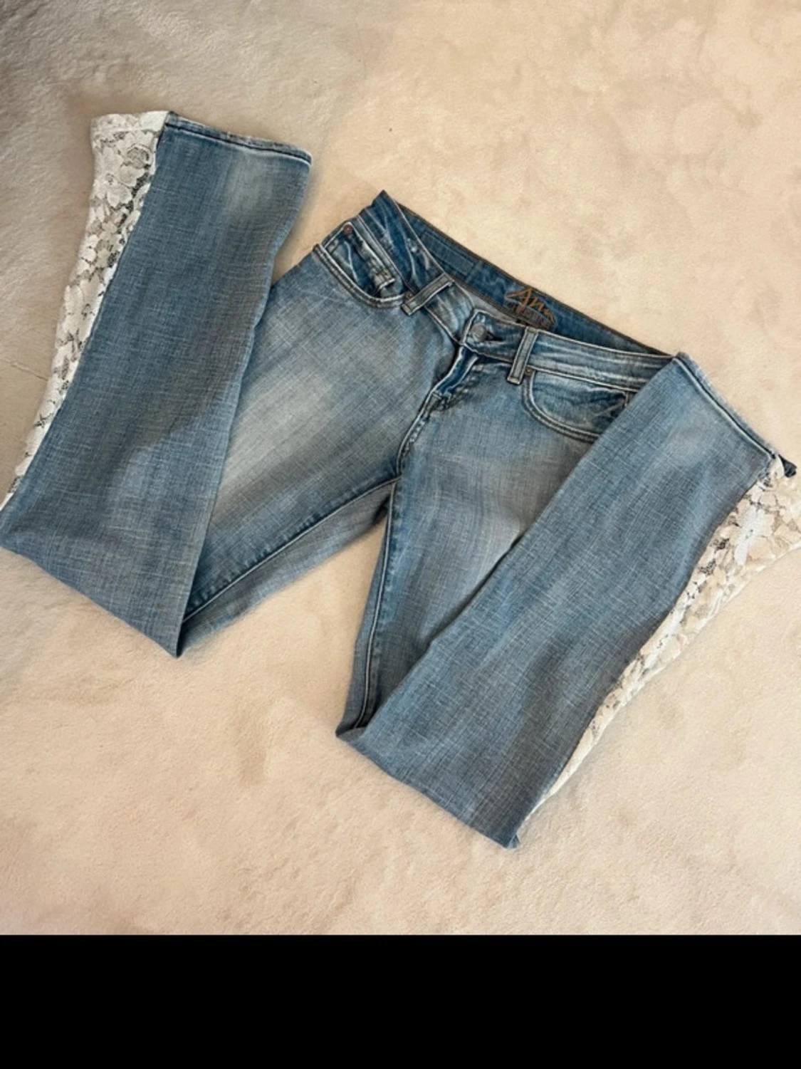 Blå bootcut jeans med spetsdetalj - 4