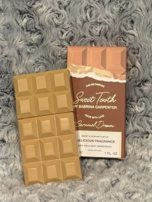 Sabrina Carpenter Parfym - 🤎Sabrina Carpenter Caramel Dream, 30 ml.             Väldigt sparsamt använd🌟                                            Säljes då den tyvärr inte komma till användning