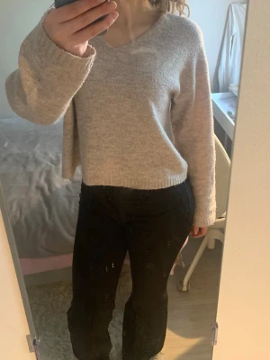 Svarta bootcut kostymbyxor - Säljer ett par svarta kostymbyxor med utsvängda ben. Byxorna är ifrån MADLADY i längden ”regular” (jag är 169 cm och de sitter bra)Materialet är mjukt och följsamt, vilket ger en snygg passform.