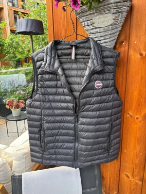 Colmar väst - Snygg svart dunväst från Colmar med quiltad design och dragkedja framtill. Västen har två praktiska fickor med dragkedja och en hög krage. Perfekt för lager-på-lager och enkel att matcha med olika outfits.