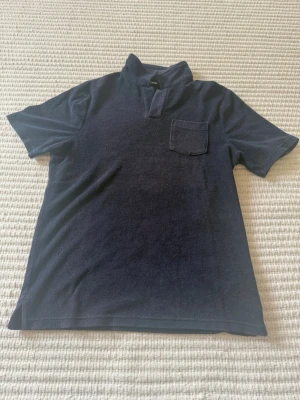 Froté T-shirt - Säljer nu min mörkblå froté tisha från brothers pga växt ur den. Köpt i butik för 550 kr. En otroligt skön och stilren tröja perfekt för sommaren. Skicket är bra utan några synliga deffekter, 8/10. Hör av er för frågor eller funderingar! 