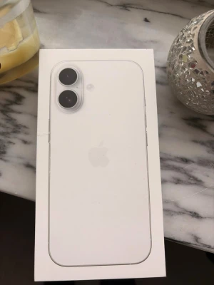 iPhone 17 Vit 256GB - Säljer en helt ny oöppnad & olåst vit iPhone 17, 256GB. Kan diskutera mitt pris vid snabb affär ☺️lanseringspris 10 995kr.
