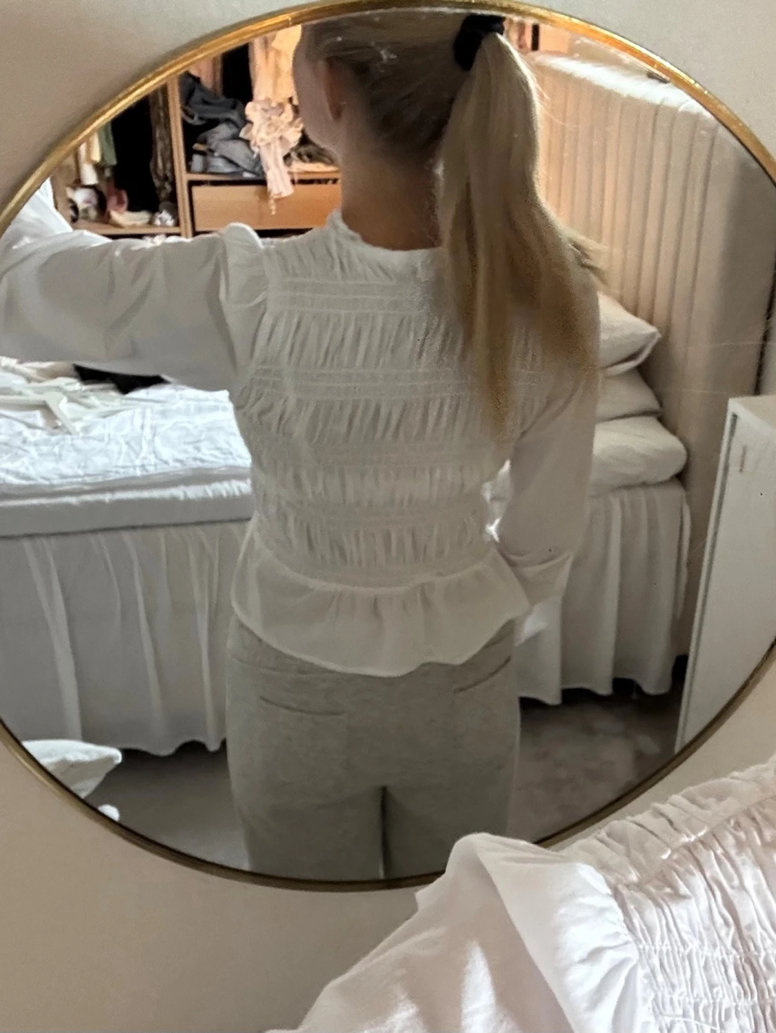 Vit blus med puffärm och smock - 2