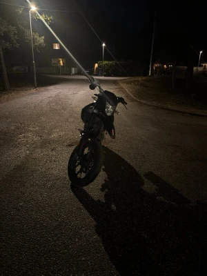 Svart Derbi Senda Limited 50cc moped - Säljer en svart Derbi Senda Limited 50cc moped med röda detaljer och sportig design. Mopeden har en robust ram, stora hjul och tydliga dekaler. Perfekt för dig som vill ha en snygg och pålitlig moped att cruisa runt med.