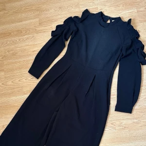 Svart jumpsuit med volangärmar - Svart jumpsuit med volangdetaljer