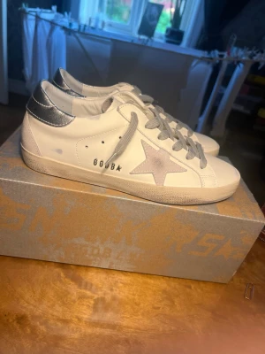 Golden goose sneakers - Golden goose skor i nytt skick, ÄKTENHETSBEVIS FINNS!✅🧾. Helt oanvända och är storlek 39 passar även 38. Låda och dustbag ingår såklart. De är kvinnomodell på skorna och nypris är 4599kr