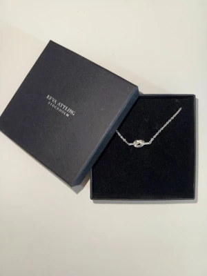 Efva Attling ”Love Knot Necklace” - Efva Attling ”Love Knot Necklace”. På nära håll kan man se att den har små defekter/ synligt att den har används. Men inget som förstör eller påverkar ”the overall appearance”. Org pris 1700kr. 