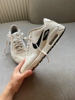 Nike Air Max Golfskor – Vit/Svart – Strl 42 - Säljer ett par Nike Air Max golfskor i storlek 42. Bekväma skor med Air Max-dämpning som fungerar lika bra på golfbanan som till vardags. Använda men fortfarande mycket kvar att ge.  • Märke: Nike • Modell: Air Max • Storlek: 42 • Färg: Vit/Svart • Skick: Använt skick med normalt slitage och smuts, se bilder för egen bedömning • Air Max-dämpning för hög komfort • Stabil och greppvänlig sula  Pris: 499 kr