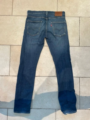 Levi's jeans blå 502 - Säljer ett par klassiska blå Levi's jeans. Jeansen har fem fickor, normalhög midja och är tillverkade i slitstarkt denim med snygg tvätt. Perfekta för dig som gillar en tidlös och avslappnad stil. Storlek är w 30 L 34 och modell är 502. 
